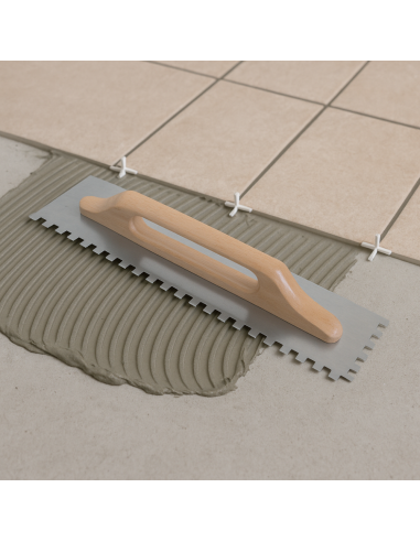 Spatola Dentata Acciaio 48x13cm Impugnatura Legno Cerato 10x10mm 