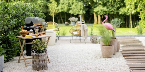 Idee Creative per Decorare il Giardino: Pilozze, Barbecue e Altri Elementi