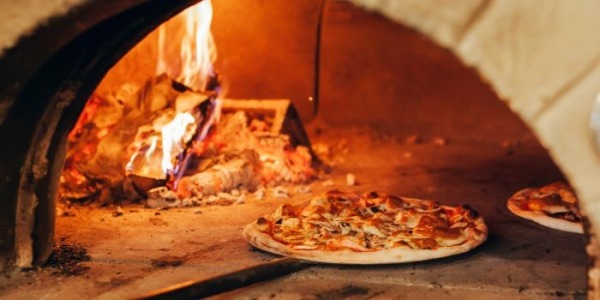 Tradizione e Fuoco Vivo: Il Fascino del Forno a Legna