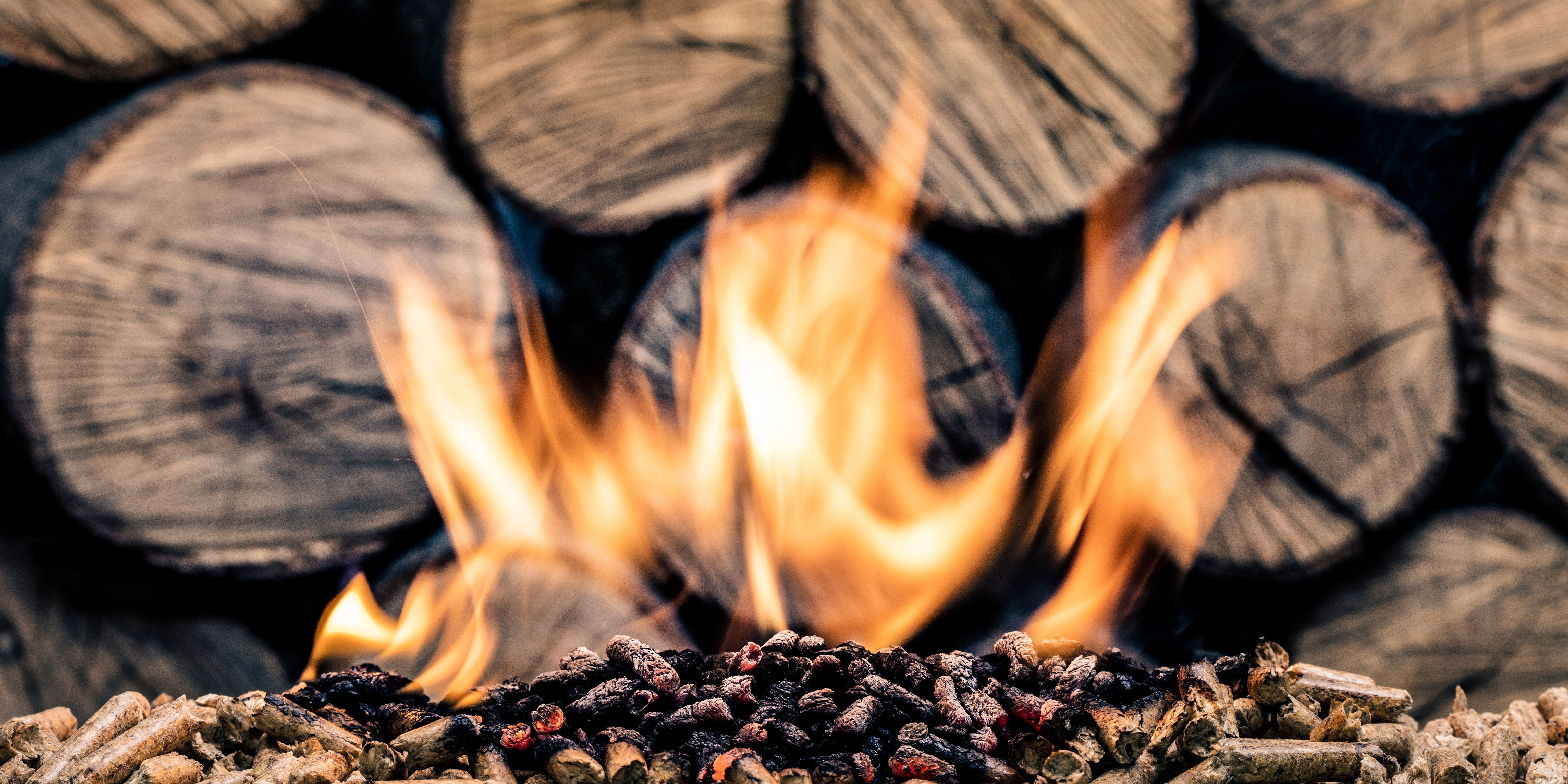 Camini a Legna, Pellet o Gas: Quale Scegliere?